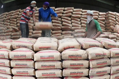 Workers are loading cement sacks (Source: VNA)